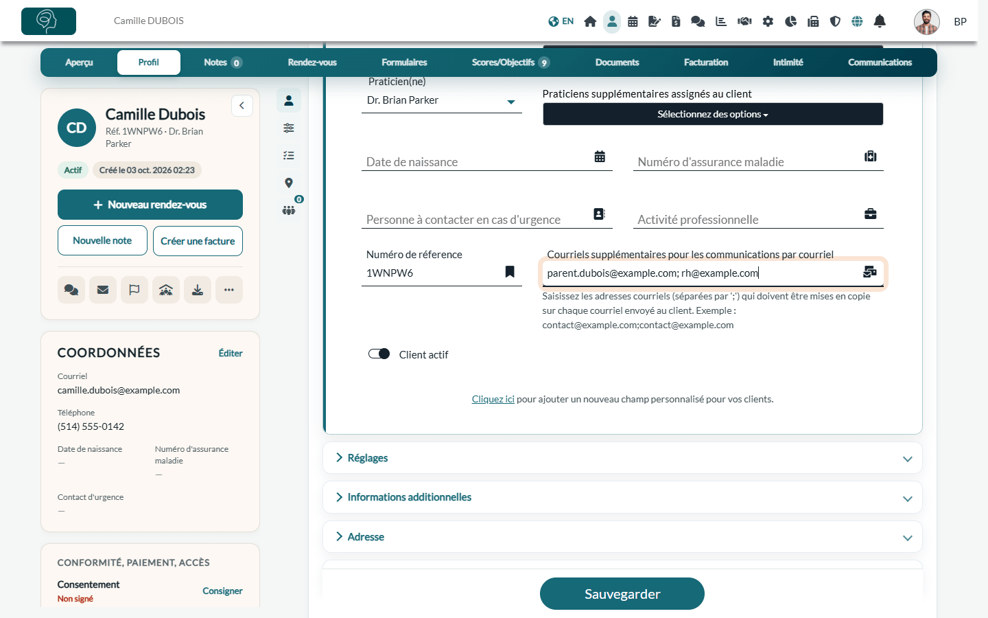 Champ Courriels supplémentaires pour les communications par courriel dans l'onglet Profil d'un dossier client