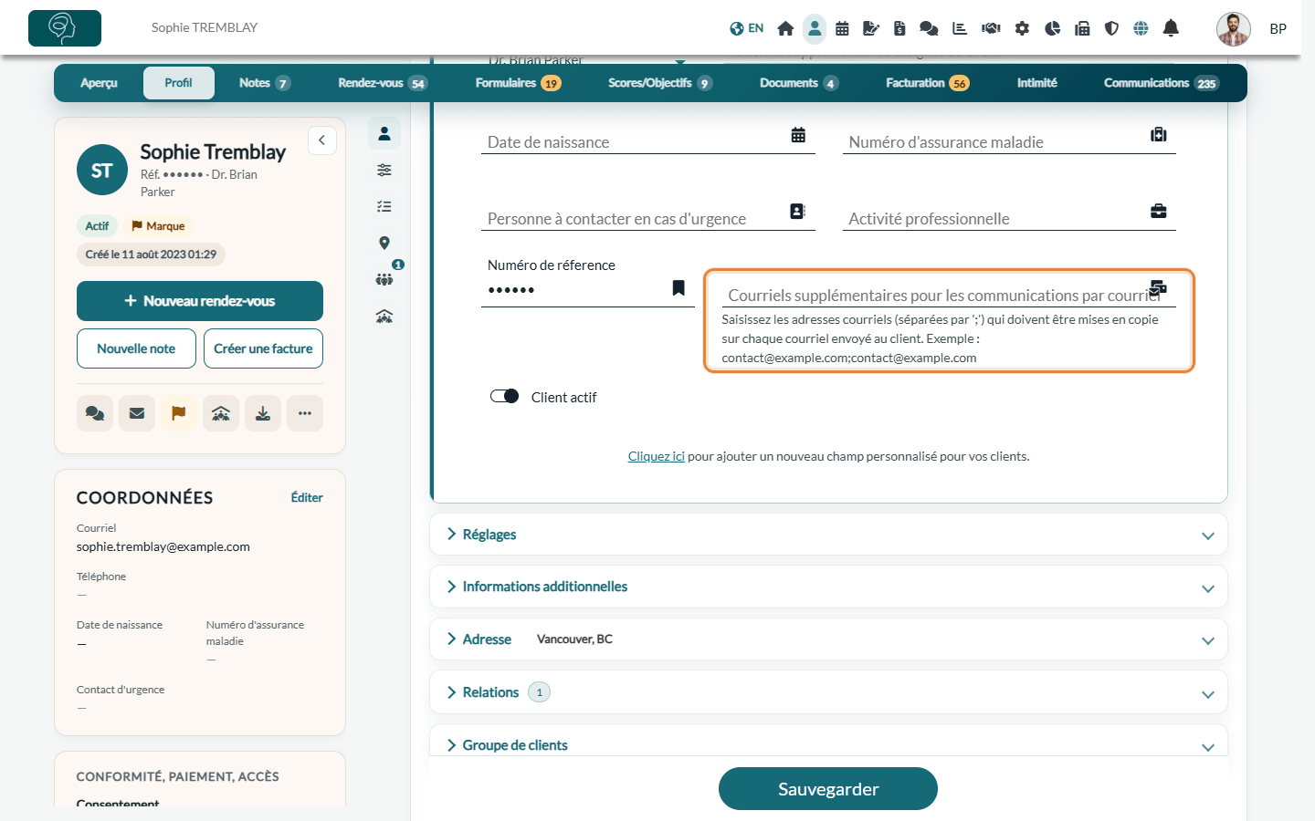 Champ Courriels supplémentaires pour les communications par courriel dans l'onglet Profil d'un dossier client