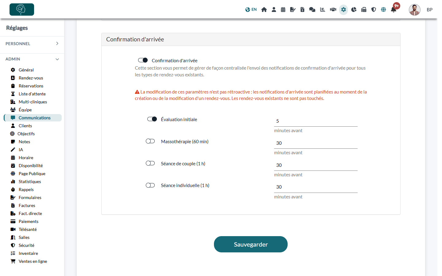 Section Confirmation d'arrivée dans Réglages > Communications, avec un interrupteur et un nombre de minutes par type de rendez-vous